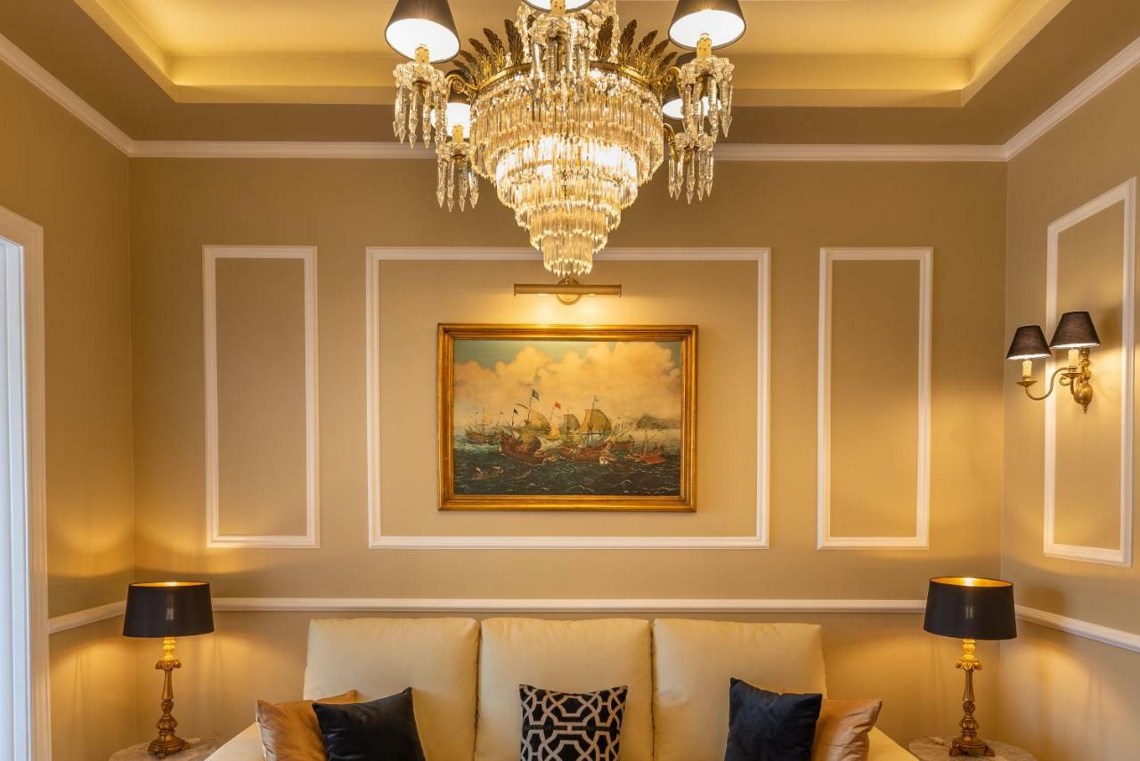 Style And Comfort In Downtown Apartment *